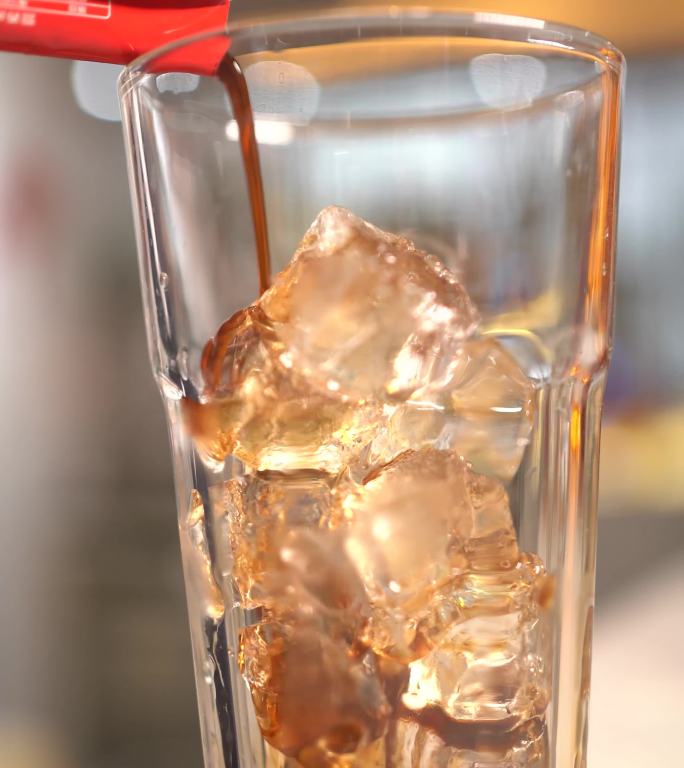 玻璃杯 冰加咖啡液 制作冰美式咖啡