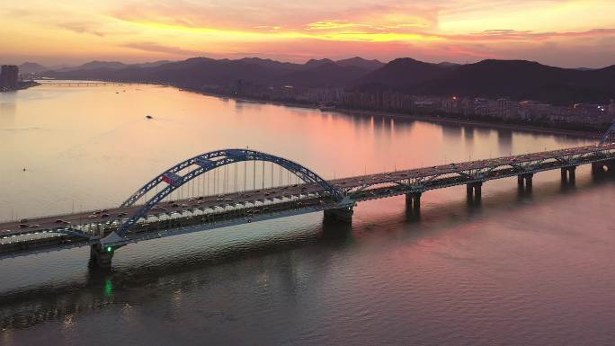 日落时的河桥双层过江大桥车流
