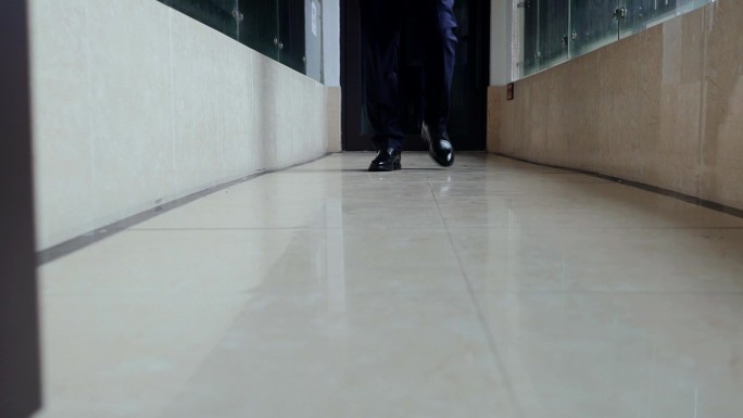 走廊过道里的男人行走皮鞋脚步