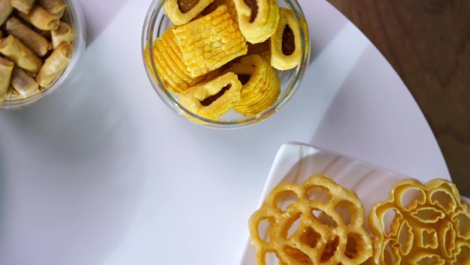 各种家庭饼干的俯视图，可供游客食用