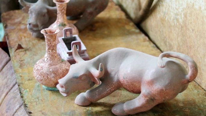 斑铜器花瓶斑铜牛展示参观