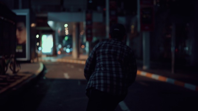 一个晚上在街上滑板的男人