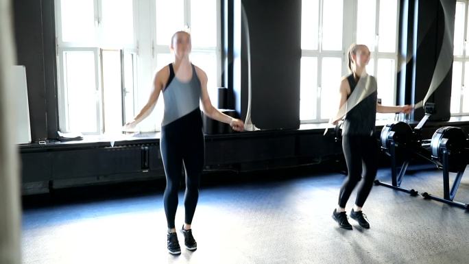 在健身房用跳绳锻炼的运动女性