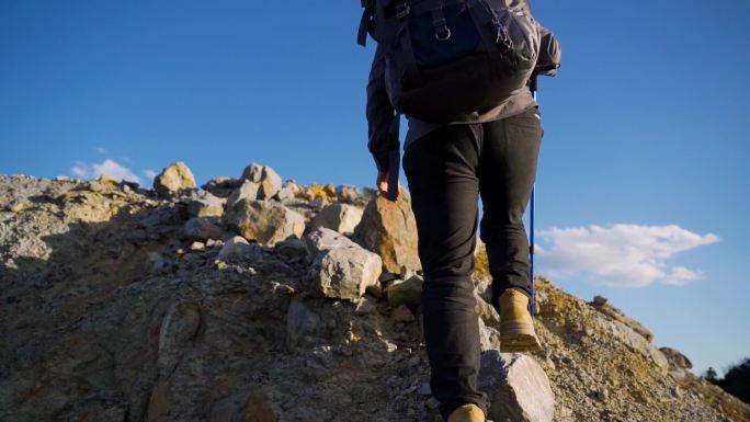 背包客登山背影攀登顶峰探旅行者脚步特写