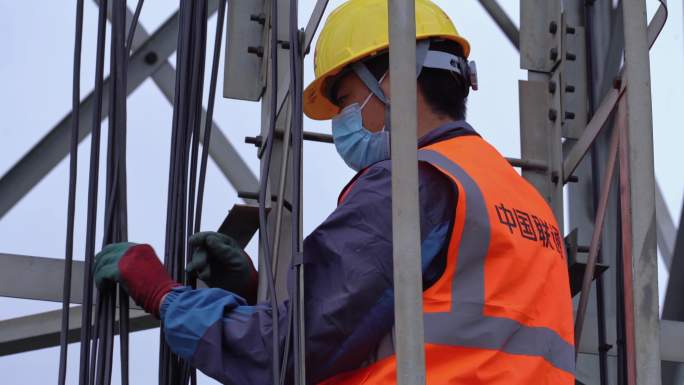中国联通公司冬季工程师检修信号塔基站