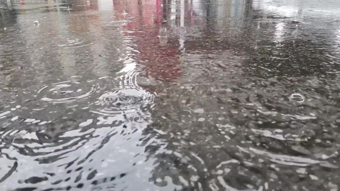 雨天雨水雨滴街道积水水珠落下积水潭水圈圈