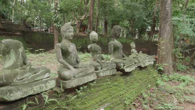 泰国清迈省Wat Umong的青苔佛像