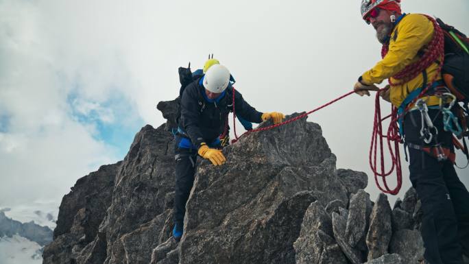 攀登欧洲阿尔卑斯山陡峭山峰的专业资深登山者。使用绳索。鸟瞰图