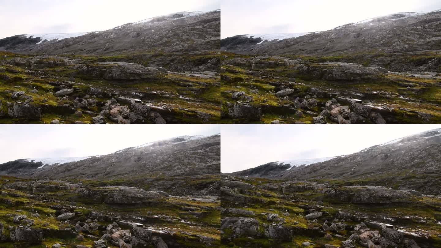 岩石山的视频。积雪