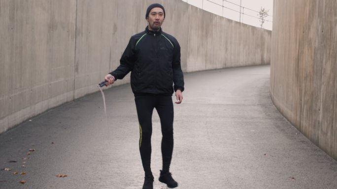 日本男子跳绳跑步机运动健康生活健身房锻炼