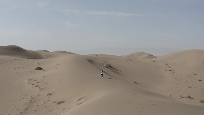 沙漠中行走的女孩原素材