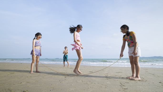 孩子们在海滩上玩跳绳