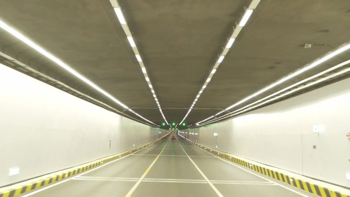 城市开车穿过隧道