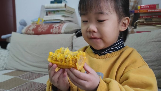 三岁宝宝吃水果玉米