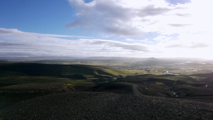 黑色熔岩景观。水、苔藓、火山景观、