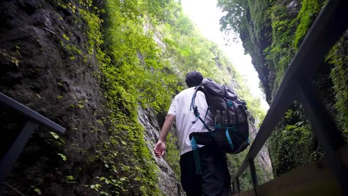 年轻人旅游大山户外徒步登山登高2