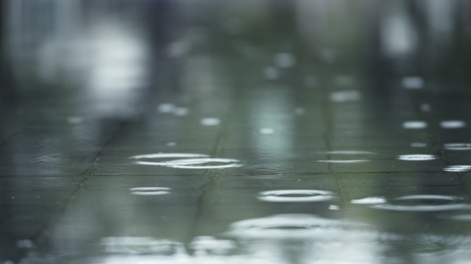 雨落在地板上，慢动作