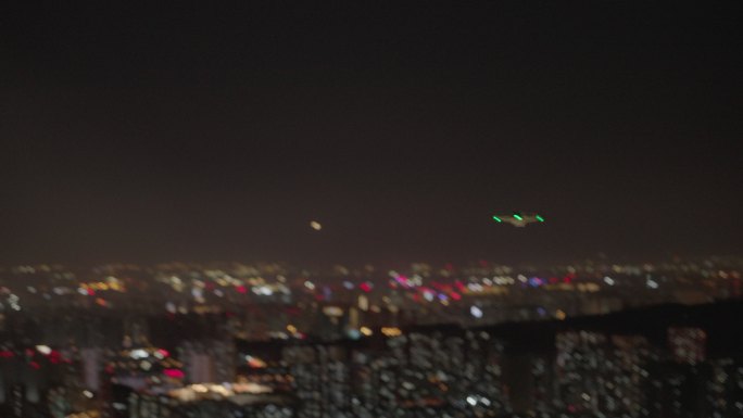 无人机飞向城市夜景