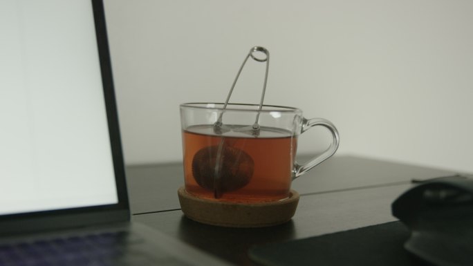 桌上的一杯完美的茶