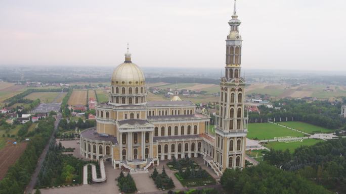 从无人机上看到波兰利钦圣母大教堂。夏季白天视图