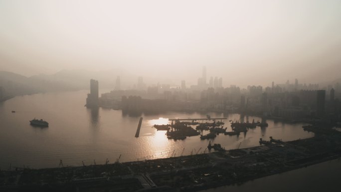 雾天城市建筑的无人机鸟瞰图