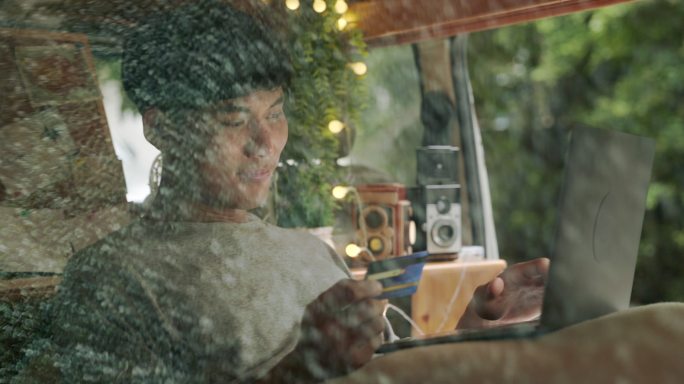 通过亚洲男性在露营车上在线购物的镜子拍摄的视频场景，在线购物的概念