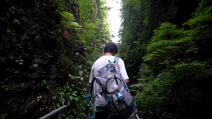 年轻人旅游大山户外徒步登山登高