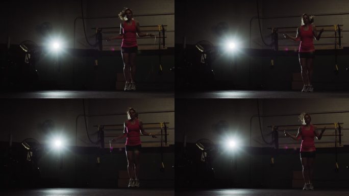 一名40多岁的高加索女子在室内健身房穿运动服跳绳的慢镜头