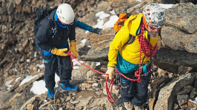 攀登欧洲阿尔卑斯山陡峭山峰的专业资深登山者。使用绳索。鸟瞰图