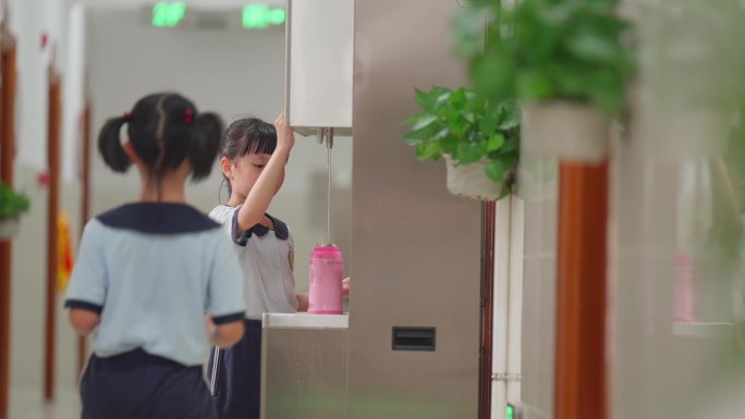 接水的小学生