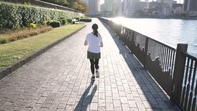 东京湾区女子跑步后视图