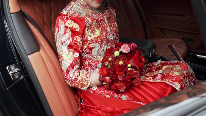 中式秀禾服新娘子拿着鲜花手捧花