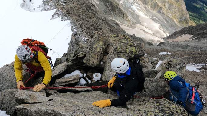 攀登欧洲阿尔卑斯山陡峭山峰的专业资深登山者。使用绳索。鸟瞰图