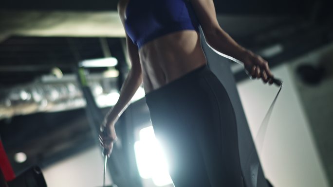 女子在健身房跳绳跑步机运动健康生活健身房