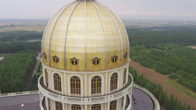 从无人机上看到波兰利钦圣母大教堂。金色穹顶特写