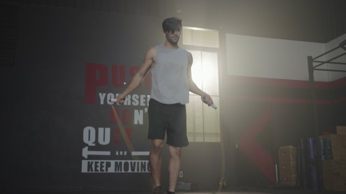 男子在健身房使用跳绳进行健身训练