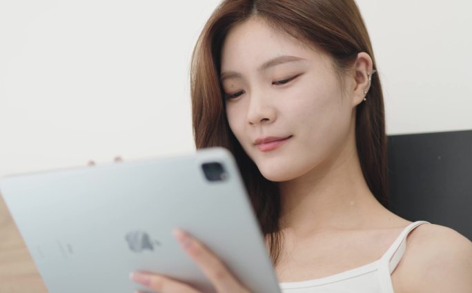 4K 美女 玩iPad 玩手机 笑容