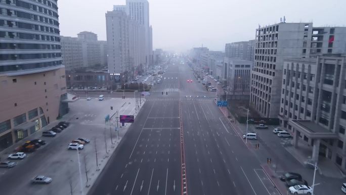 疫情无人宽广街道城市阴雨天航拍合集