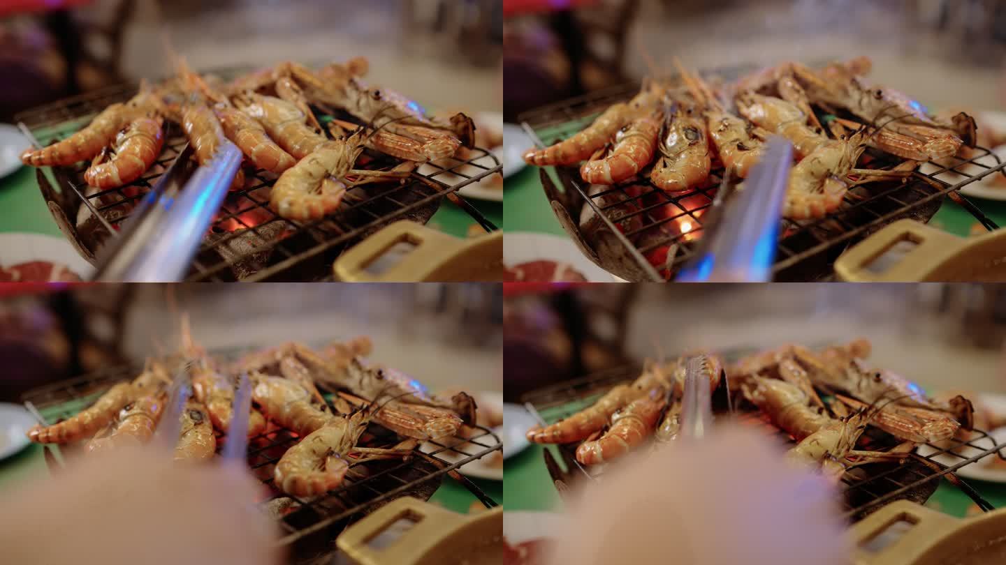 炉灶上的褶皱虾烧烤木炭炉烤龙虾大虾