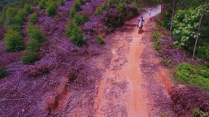 航拍山地越野丛林赛道赛车竞技比赛