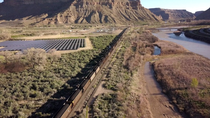 科罗拉多州煤炭火车经过太阳能电池板农场