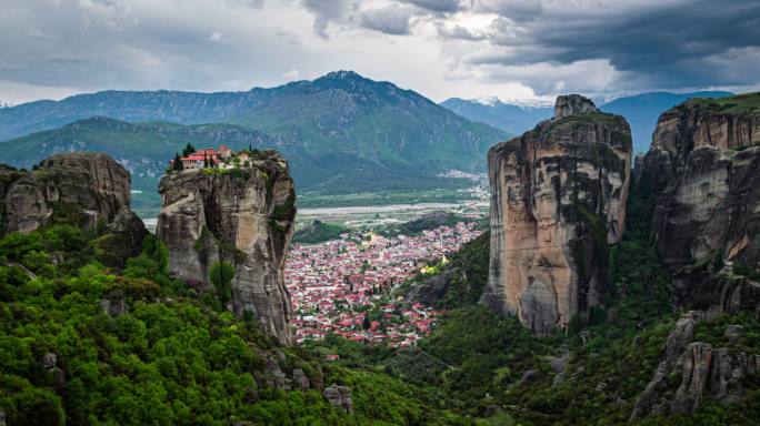 AERIAL：圣三一修道院，Meteora，希腊。