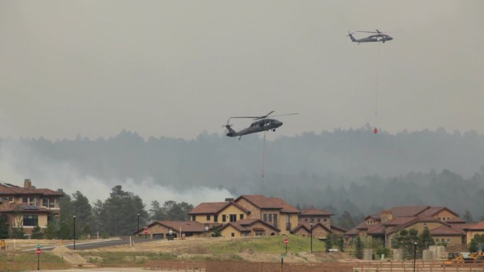 高清视频直升机在科罗拉多泉野火上洒水