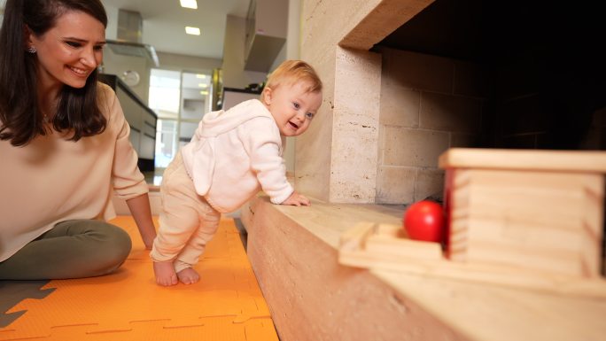 婴儿学习走路靠在家具上拿玩具