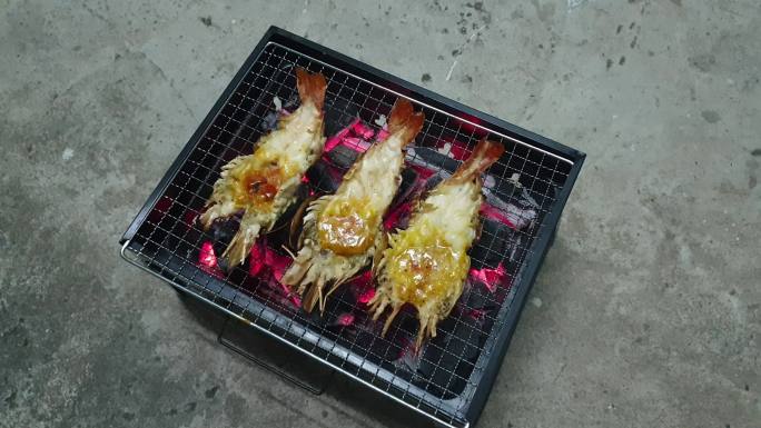 木炭炉上的烤虾。碳烤野餐野炊工具