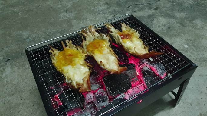木炭炉上的烤虾。木炭炉上的烤虾烧烤