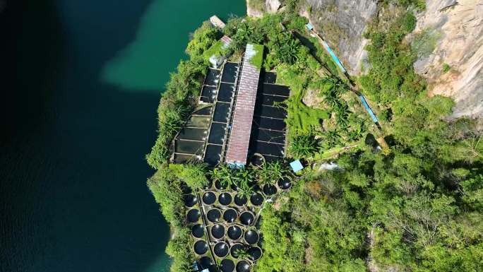 贵州大山峡谷悬崖下养鱼场