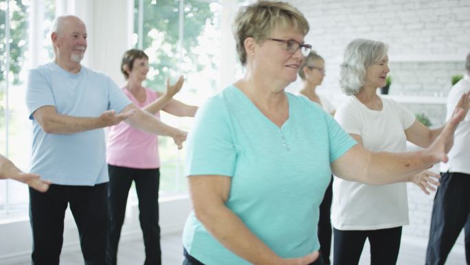 老年人活动晨练