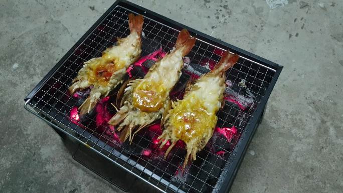 木炭炉上的烤虾。实拍素材