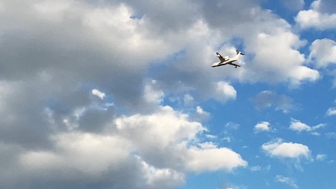 一架消防飞机在蓝天上飞行4k库存录像